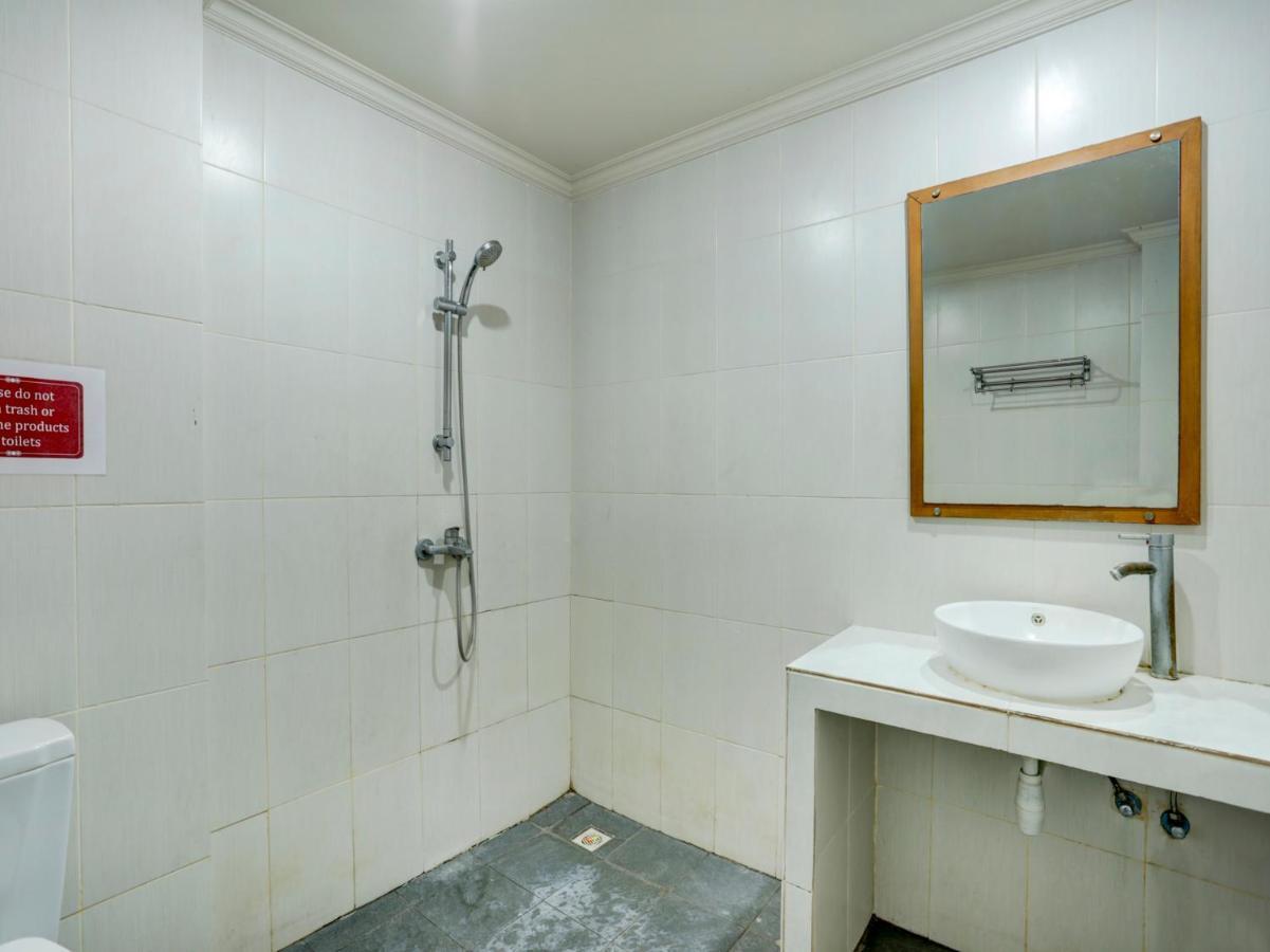Oyo 3950 The Ratna Hotel Kuta Lombok Esterno foto