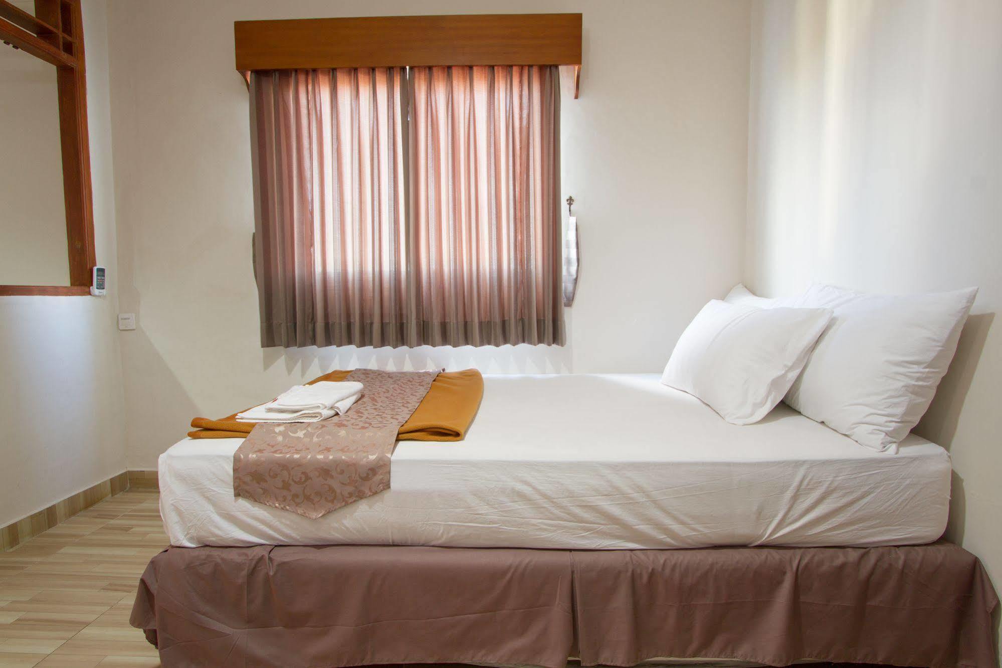 Oyo 3950 The Ratna Hotel Kuta Lombok Esterno foto